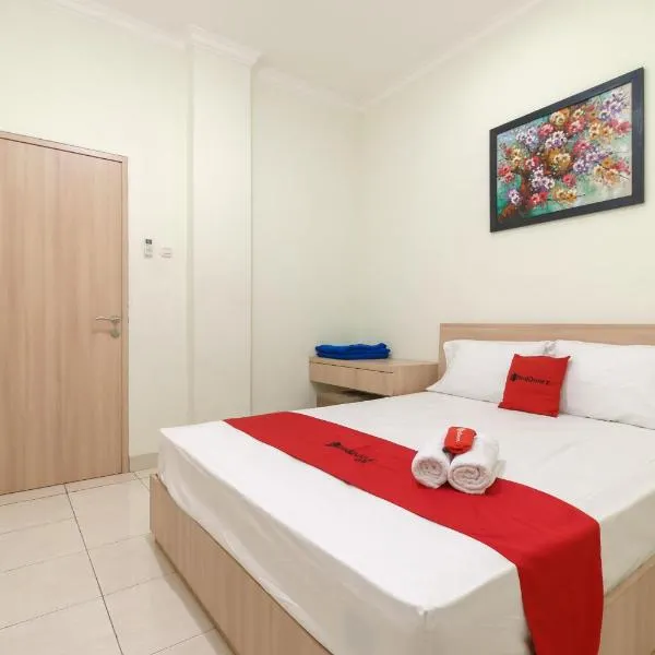 RedDoorz Syariah @ Cinere Depok，位于德波的酒店