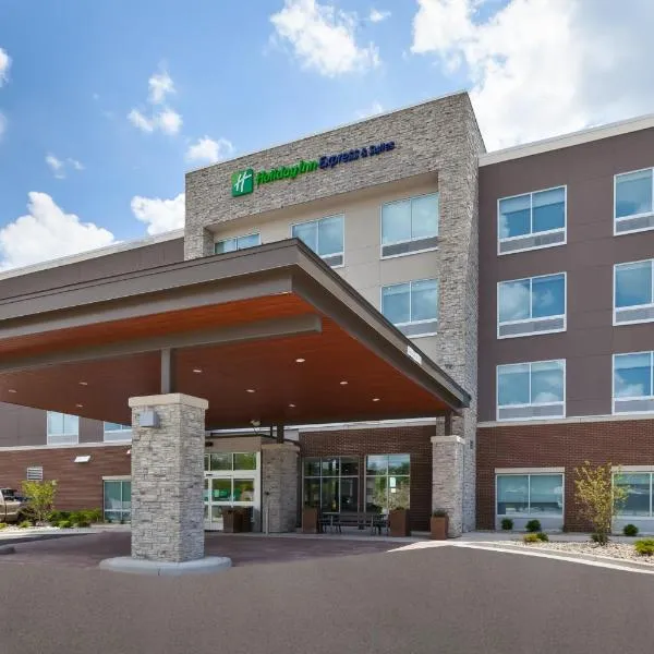Holiday Inn Express & Suites - Grand Rapids Airport - South, an IHG Hotel，位于Lowell的酒店