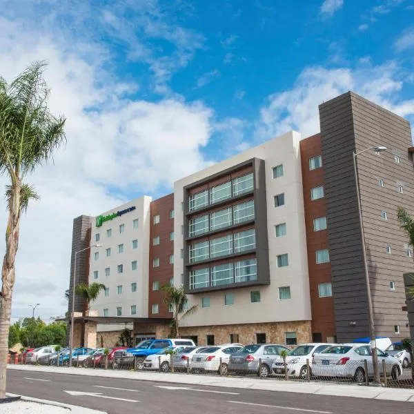 Holiday Inn Express and Suites Celaya, an IHG Hotel，位于El Peñón的酒店