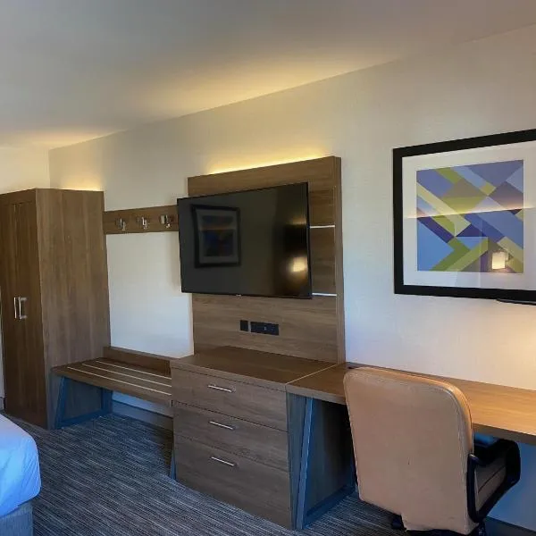 Holiday Inn Express & Suites Chatsworth by IHG，位于查茨沃斯的酒店