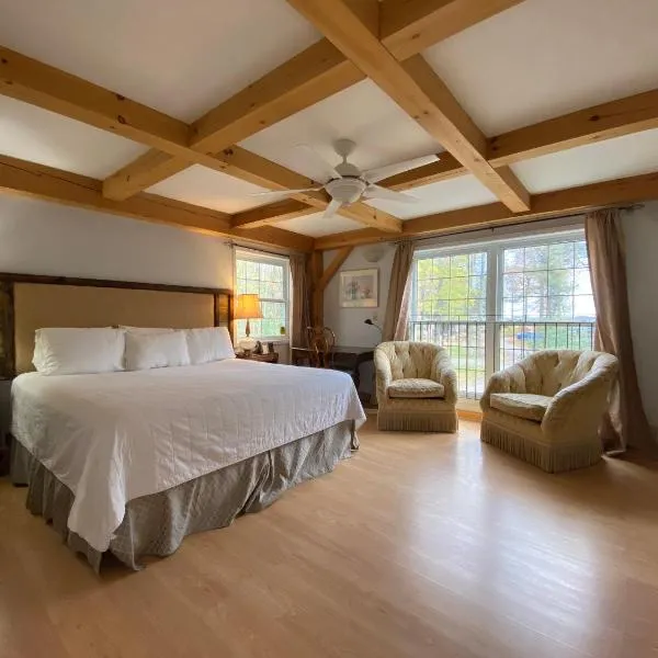木制度假山林小屋，位于Colborne的酒店