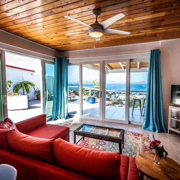 Fantastic Penthouse at Sunset Serenade Suites，位于Coral Bay的酒店