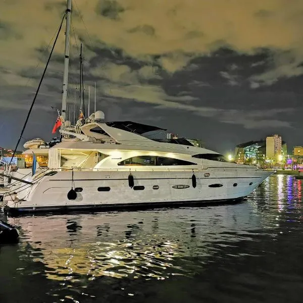 Rent Luxury Motor Yacht，位于巴达洛纳的酒店