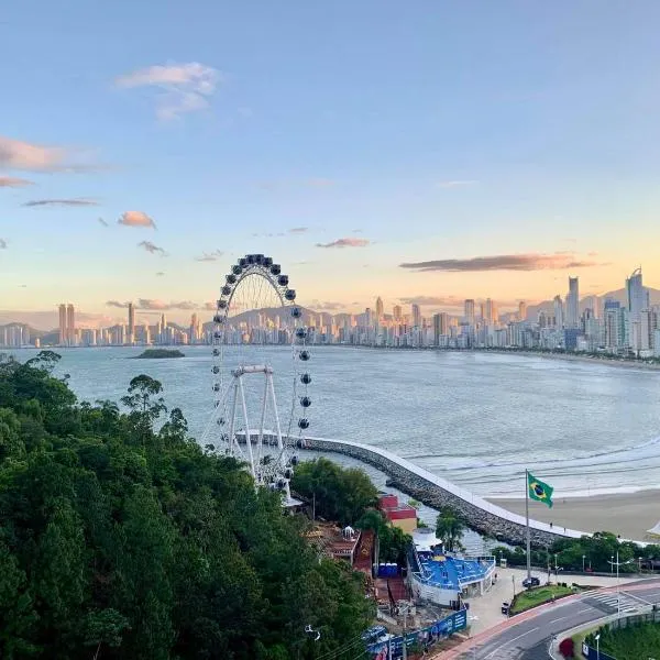 Lindo Apto no Terraços da Rainha，位于巴拉奈里奥-坎布里乌的酒店