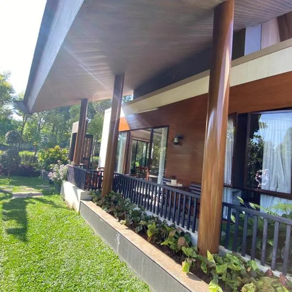 Luxurious Modern Villa at Vimala Hills，位于茂物的酒店