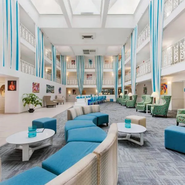 The Blu Hotel Blue Ash Cincinnati, Ascend Hotel Collection，位于Beckett Ridge的酒店