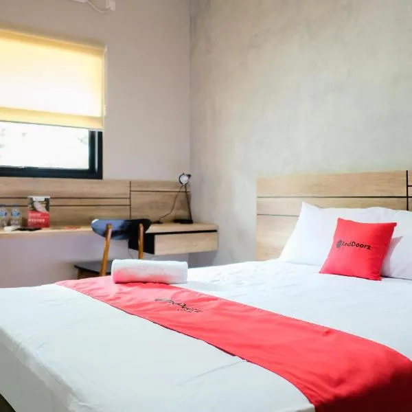 RedDoorz near Trans Studio Mall Cibubur 3，位于茂物的酒店