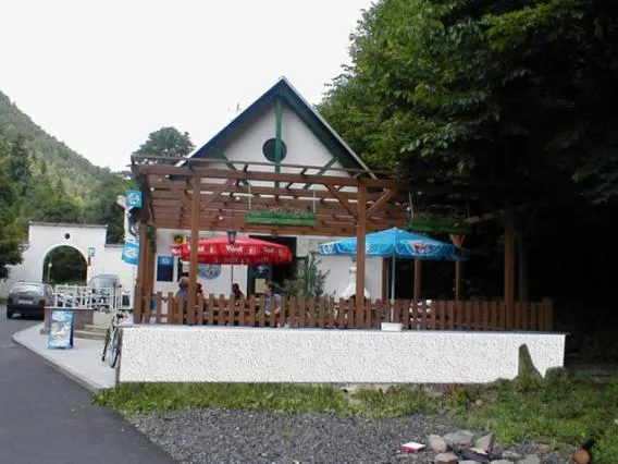 普维尼米林霍穆托夫餐厅旅馆，位于Hora Svatého Šebestiána的酒店