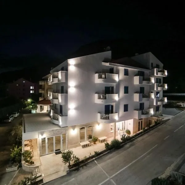 HOTEL IVANDO - K&S，位于Gradina的酒店