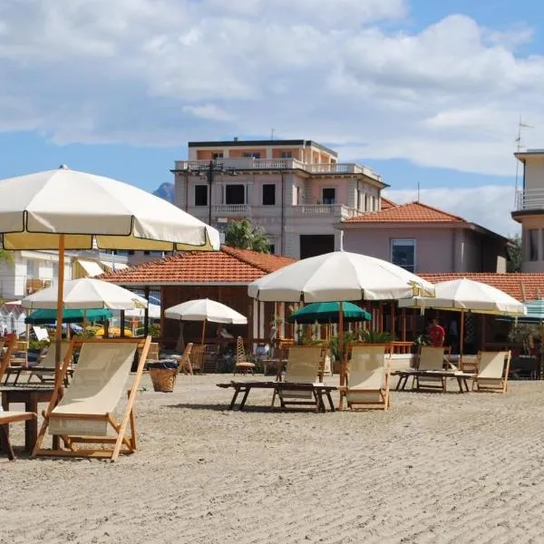 Villa Tina Hotel，位于维亚雷焦的酒店