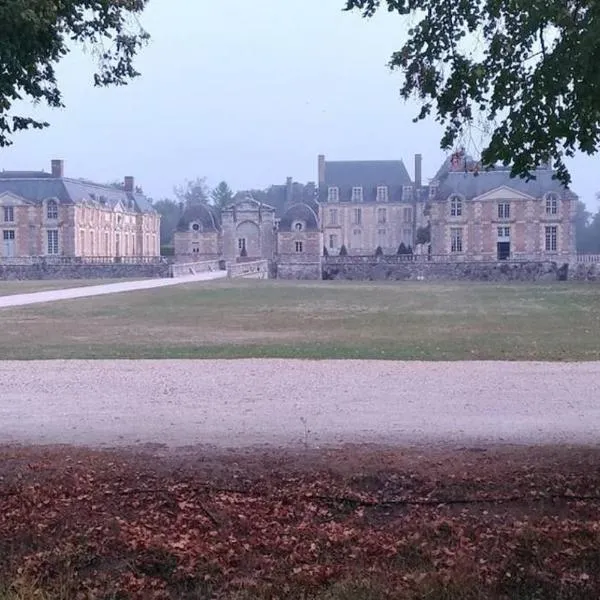 F2 au pied du château et à 15min de Center Parc，位于Marcilly-en-Villette的酒店