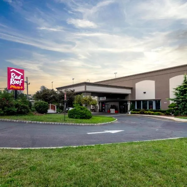 Red Roof Inn PLUS Newark Liberty Airport - Carteret，位于林登的酒店