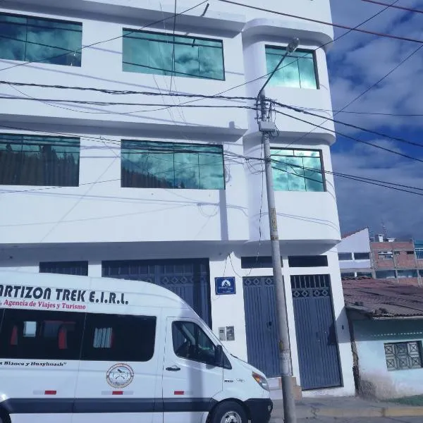 Artesonraju Hostel Huaraz，位于瓦拉斯的酒店