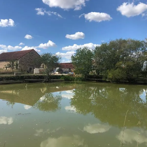 1 Bedroom Peaceful setting Lake Views，位于Saint-Christophe-en-Boucherie的酒店