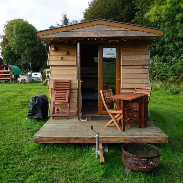 Unique Off- Grid Beehive Pod at Westcote Glamping，位于霍伊克的酒店
