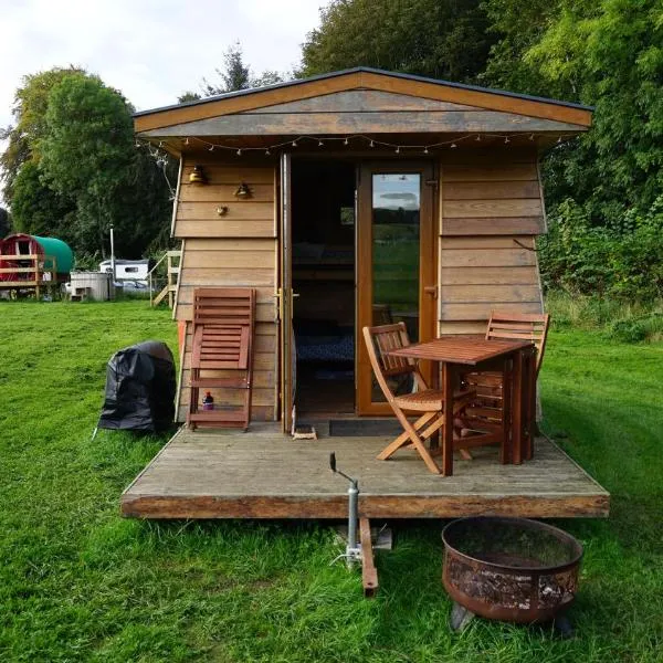 Unique Off- Grid Beehive Pod at Westcote Glamping，位于Ashkirk的酒店