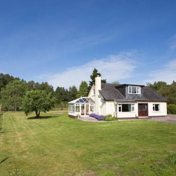 Juniper Hill near Loch Achilty on the NC500，位于加夫的酒店