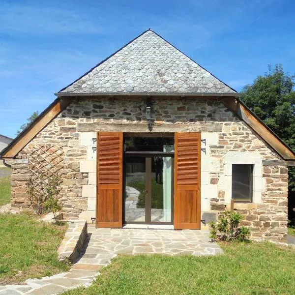 Maison spacieuse à Castelnau-de-Mandailles avec cheminée 250 m²，位于Castelnau-de-Mandailles的酒店