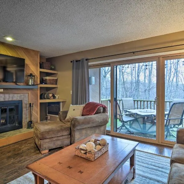 Cozy Bellaire Condo with Balcony - 3 Mi to Skiing!，位于Bellaire的酒店