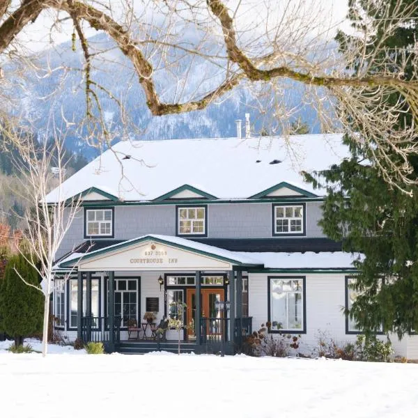 Courthouse Inn Revelstoke，位于雷夫尔斯托克的酒店