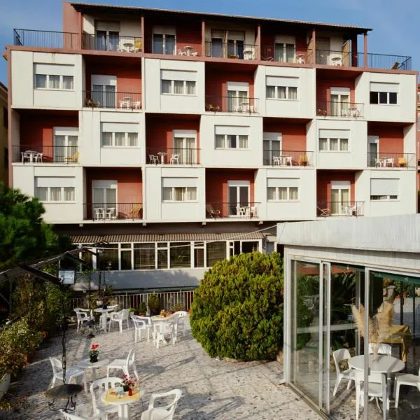 罗比尼亚酒店，位于滨海圣洛伦佐的酒店