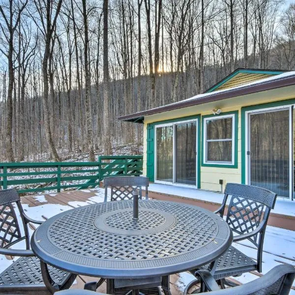 Nantahala Mountain Cabin with Deck about 1 Mi to Hiking!，位于富兰克林的酒店