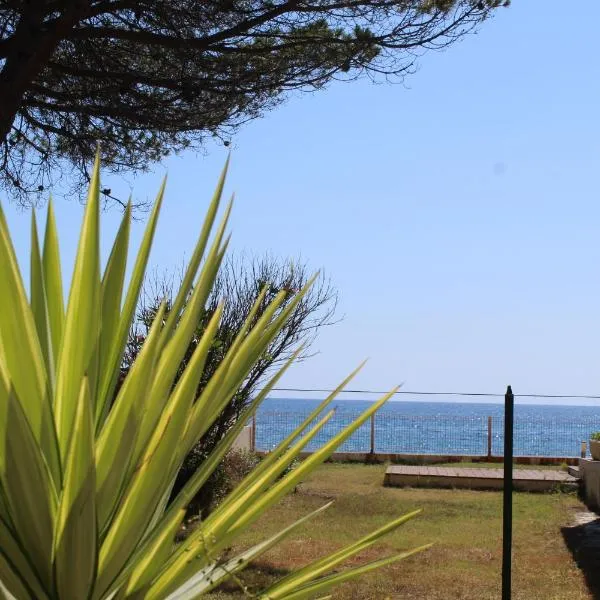 Villa au bord de mer, avec vue mer et accès plage，位于圣尼科劳的酒店