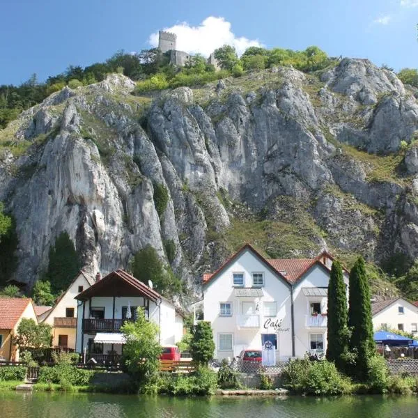 Cafe Altmühl, Ferienwohnungen Gästehaus Krimhilde direkt am Wasser，位于埃兴的酒店