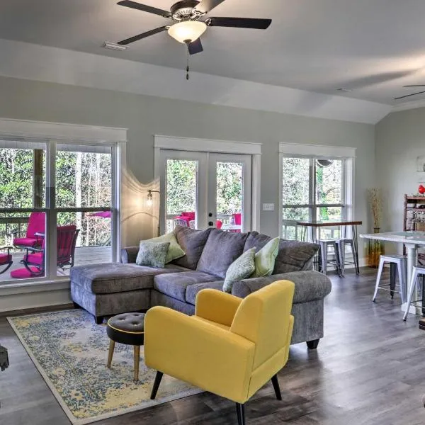 White Oak Creek Home with Views, Deck and Pool Access!，位于尤福拉的酒店