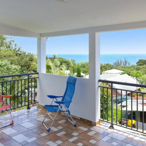 Maison de 2 chambres avec vue sur la mer jardin amenage et wifi a Sainte Rose a 2 km de la plage，位于圣罗斯的酒店