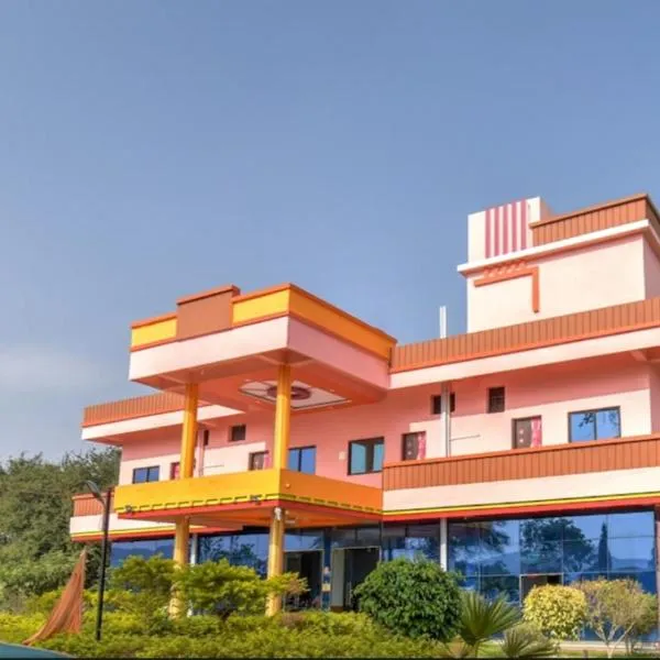 Hotel Nisarg Lodging And Restaurant，位于Khuldābād的酒店