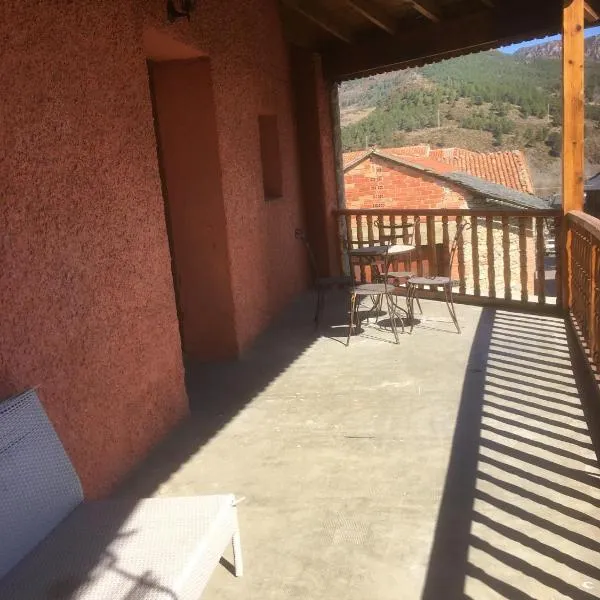 4 bedrooms appartement with city view furnished terrace and wifi at Bellver de Cerdanya，位于Traveseres的酒店