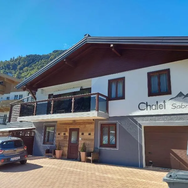 Chalet Sabrina mit Außenpool im Sommer，位于大格洛克纳山道旁富施的酒店