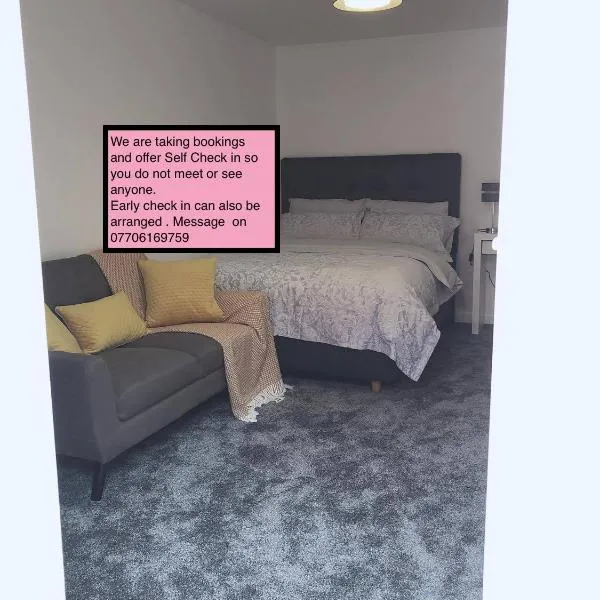 Flat 2 - Entire Modern Two Bedrooms home with en-suite & free parking close to QMC, City centre and Notts uni - Self check in，位于Blidworth的酒店