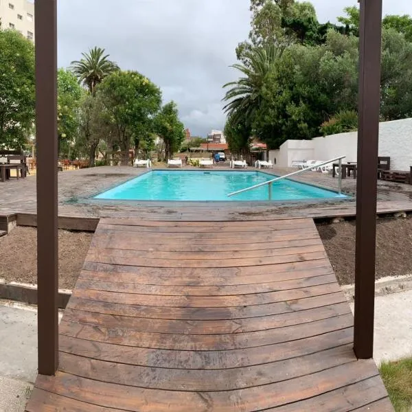 Hotel American，位于皮里亚波利斯的酒店