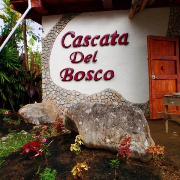 Cascata Del Bosco Cabinas，位于Sabalito的酒店
