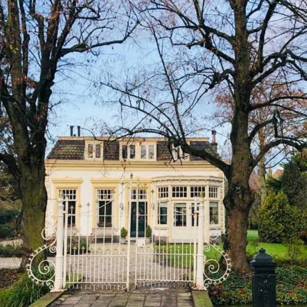 Tiny house in tuin van de statige villa Mariahof，位于多德雷赫特的酒店