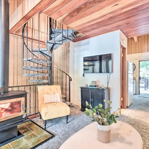 Pinecrest Retreat with Fireplace!，位于Camp Pendola的酒店