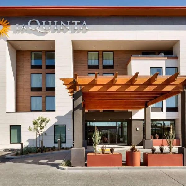 La Quinta Inn & Suites by Wyndham Santa Rosa Sonoma，位于Llano的酒店