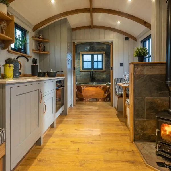 Monkwood Shepherds Hut - Ockeridge Rural Retreats，位于马特利的酒店