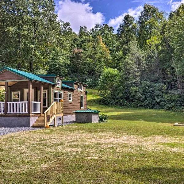 Quaint Mtn Cabin Tiny Living Near Big Adventure，位于Lake Toxaway的酒店