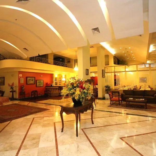 圣若泽杜斯坎普斯卡尔顿广场酒店，位于圣若泽杜斯坎普斯的酒店