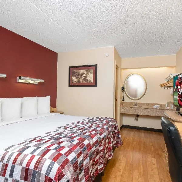 Red Roof Inn Detroit Metro Airport - Taylor，位于Woodhaven的酒店