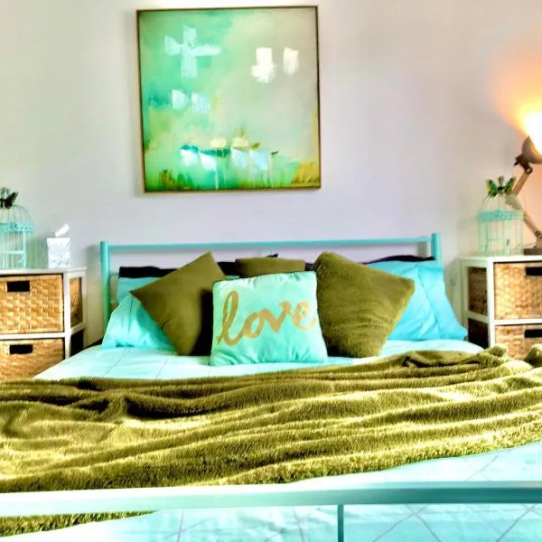 A Little Bit Beachy Modern Guest Room and Private Toilet，位于基督城的酒店