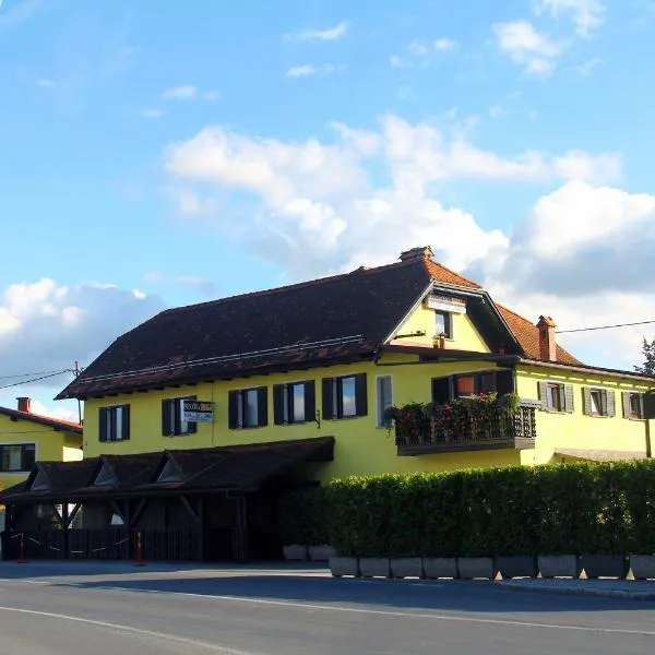 卡拉尔基住宿加早餐旅馆，位于Komenda的酒店