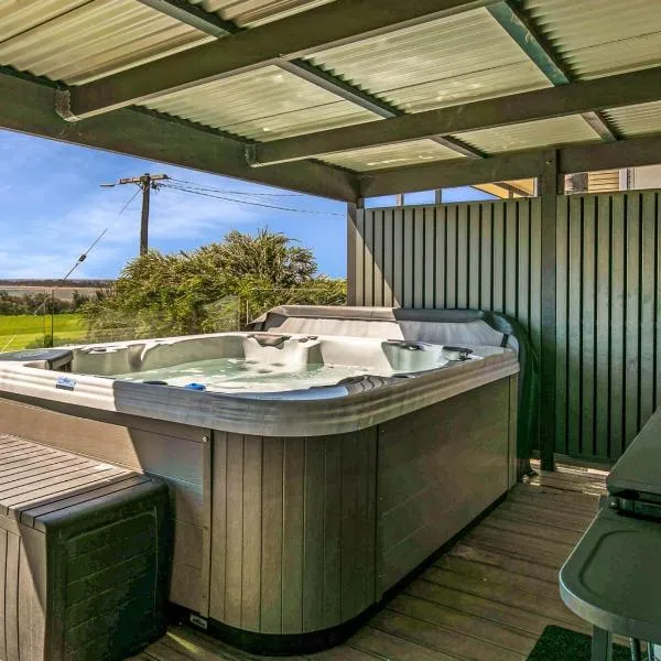 Gokus Shack Rural and water views with a spa，位于Corinella的酒店