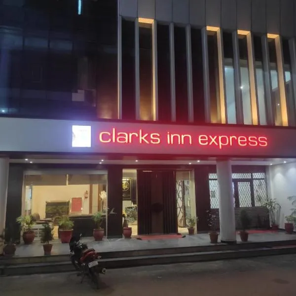 Clarks Inn Express, Jammu，位于Gura Salāthiān的酒店