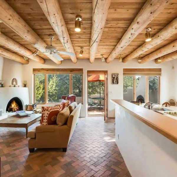 Foothills Retreat- Patios, Rooftop Deck, Quiet, 2BR，位于圣达菲的酒店