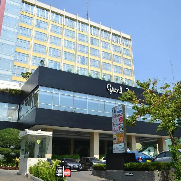 查贝卡西卡朗格兰德祖立大酒店，位于Glonggong的酒店