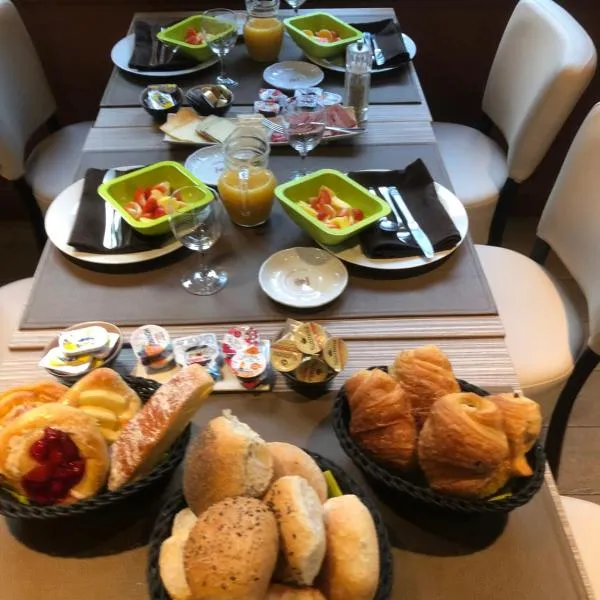 Hotel Duivels Paterke Harelbeeksestraat 29, 8500 Kortrijk，位于科特赖克的酒店